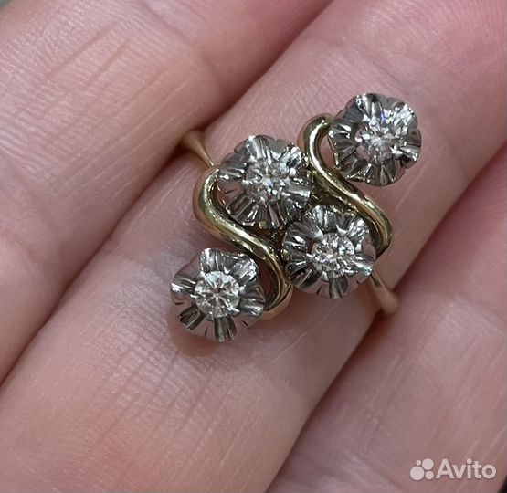 Кольцо с бриллиантом
