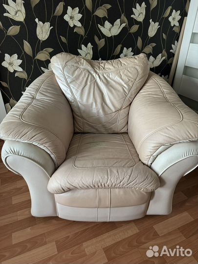 Диван раскладной кожанный с креслом и пуфом