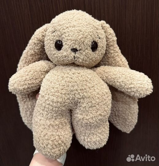 Вязаная игрушка заяц