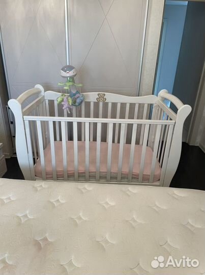 Детская кроватка с маятником и ящиком