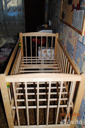 Детская кроватка-маятник