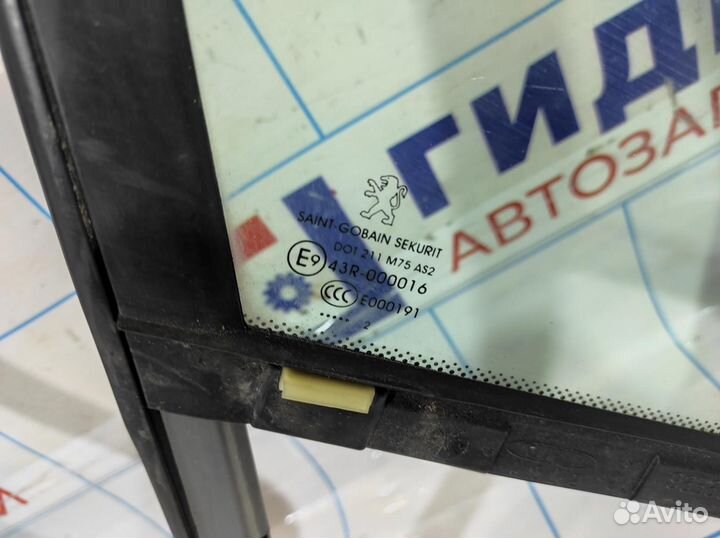Стекло двери передней правой (форточка) Peugeot 30