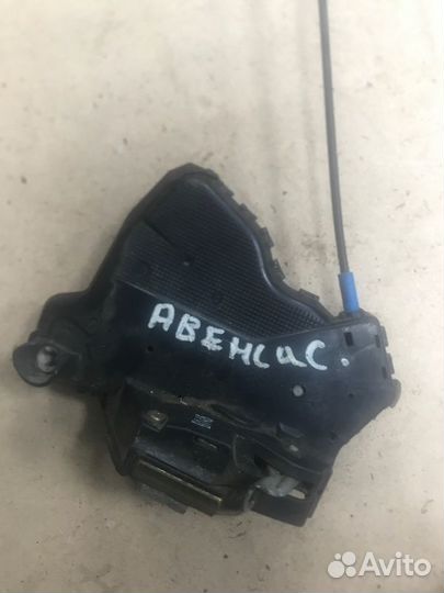 Замок двери передний правый Toyota Avensis AZT250