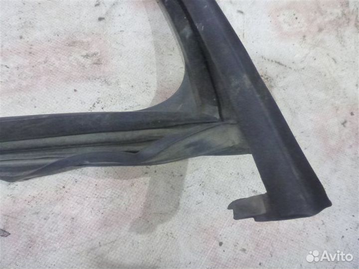 Уплотнительная резинка стекла передняя левая