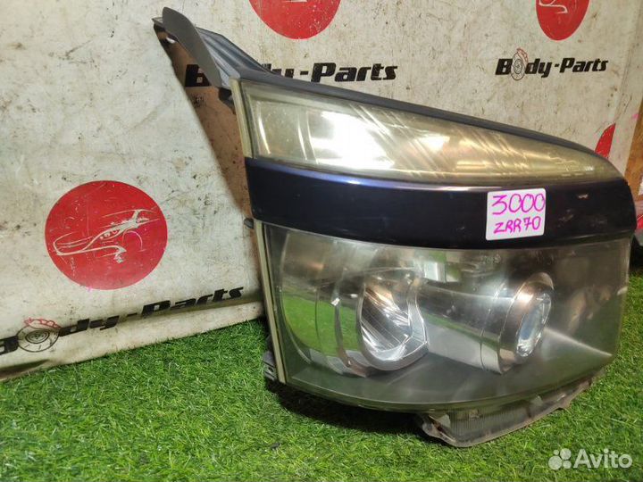 Фара передняя правая Toyota Voxy ZRR70 3ZR-FAE