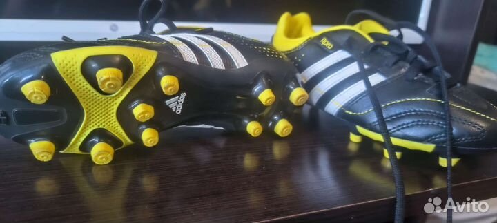 Футбольные бутсы adidas