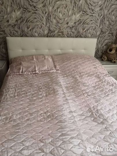 Пледы и покрывало