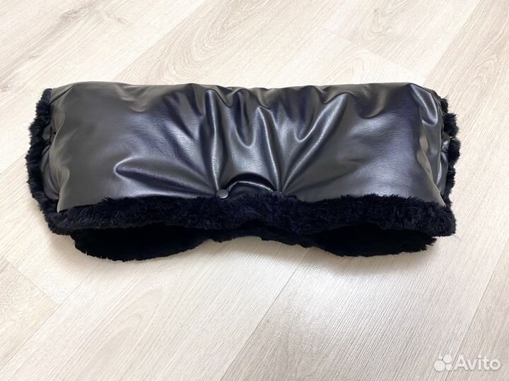 Черная муфта для рук из экокожи на коляску/санки