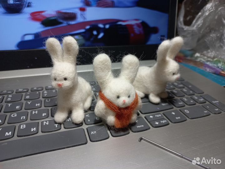 Игрушки из шерсти зайчики