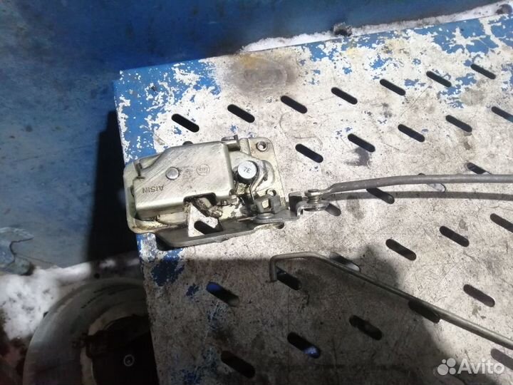 Замок левой сдвижной двери Toyota Hiace Regius