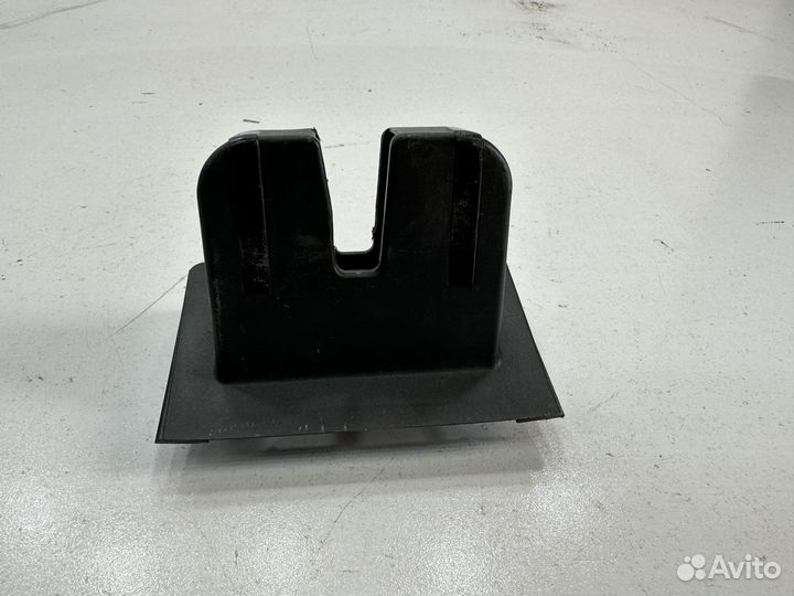 Skoda Octavia A7 крышка кожух замка багажника