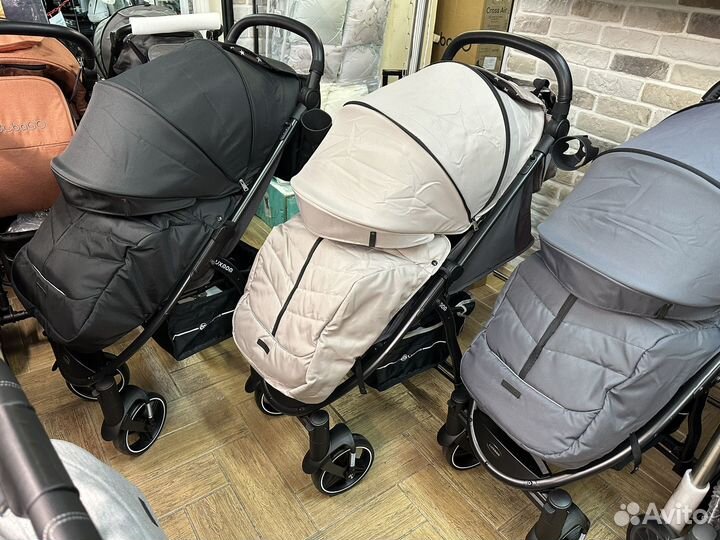 Прогулочная коляска с сумкой и аксессуарами