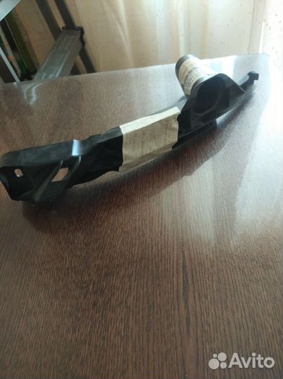 Направляющая правая бампера переднего под фарой