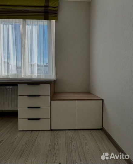 Шкаф распашной с рабочей зоной у окна