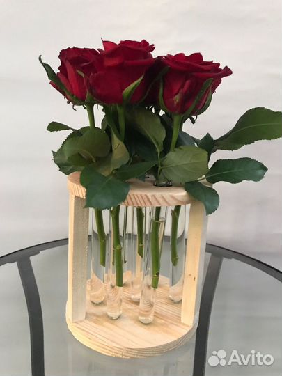 Красивый подарок розы в колбах