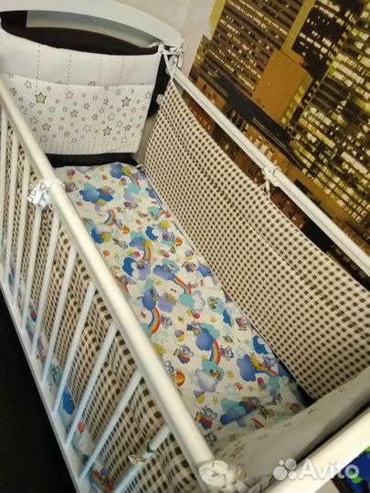 Детская кроватка с маятником и ящиком