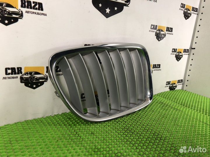 Решетка радиатора правая R BMW X1