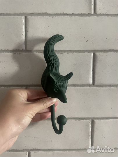 Настенный металлический крючок