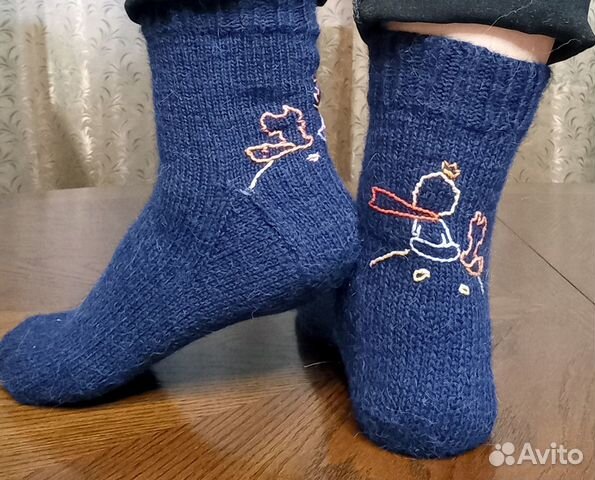 Шерстяные носки вязанные с вышивкой