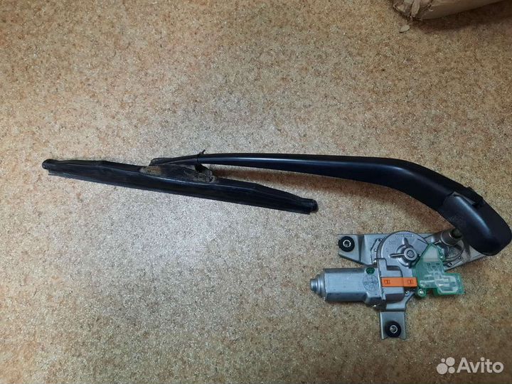 Задний дворник в сборе на Honda Stepwagon 05-09