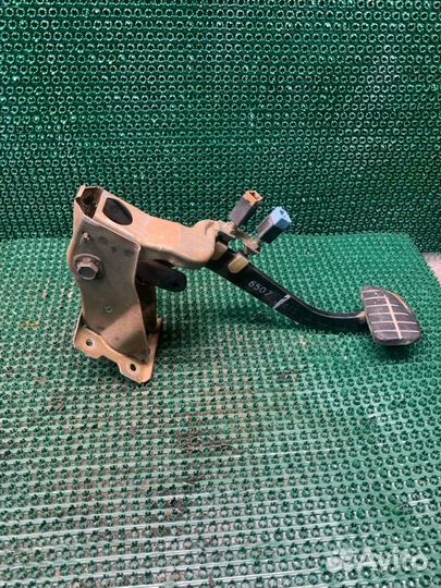 Педаль тормоза Nissan Prairie PNM11 SR20(DE) 1997