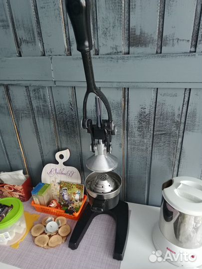 Прессовая соковыжималка для цитрусовых / граната