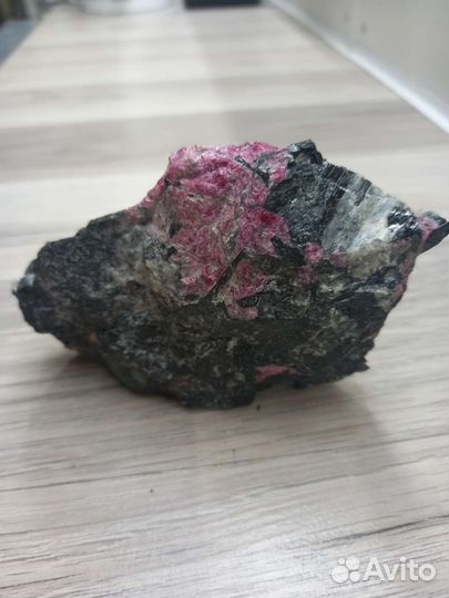 Эвдиалит (Лопарская кровь), очень красивый