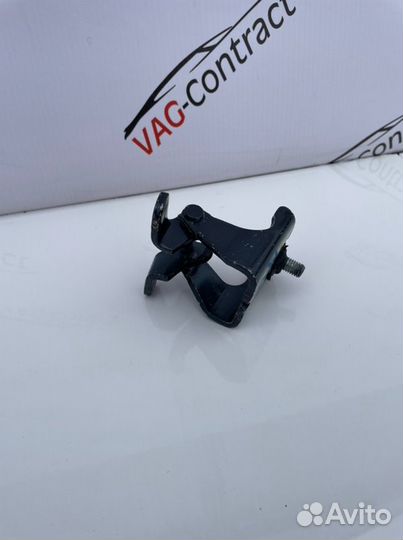 Петля двери багажника Volkswagen Golf 6 1.4 caxa