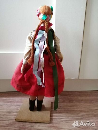 Винтажная кукла в национальном костюме