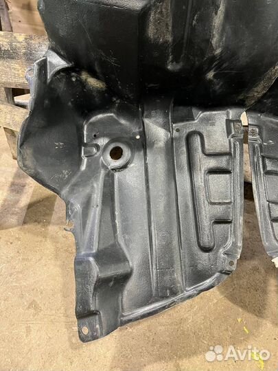 Подкрылок передний crown 150