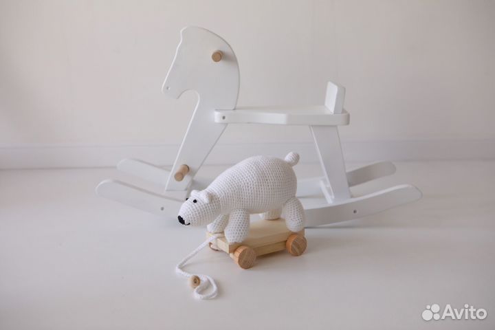 Вязаная игрушка белый медведь на колёсах