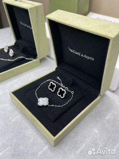 Серьги пусеты van cleef