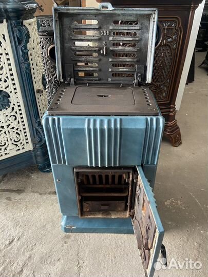 Старинная чугунная печь