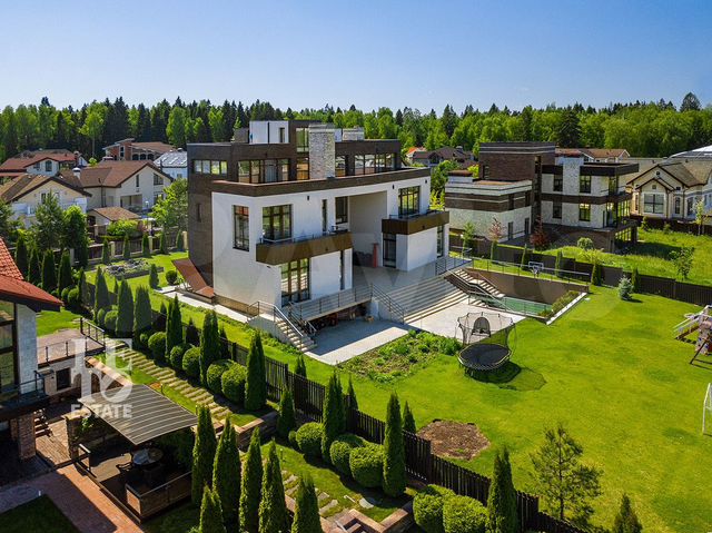 Дом 979 м² на участке 20 сот.