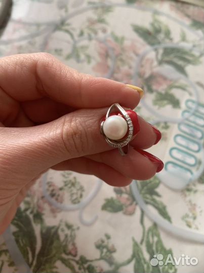 Серебряное кольцо с жемчугом и фианитами