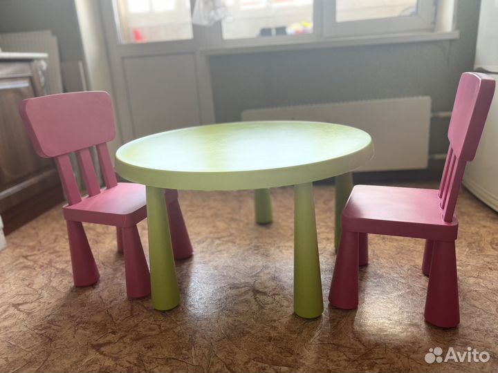 Детский стол и 2 стула