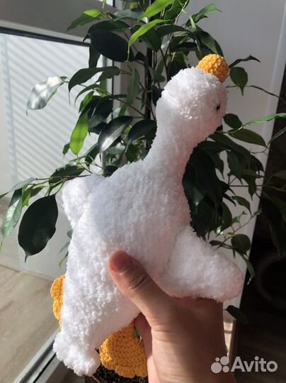 Игрушка вязаная гусь