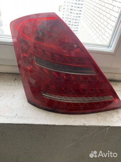 Задний левый фонарь мерседес 221