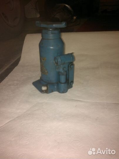 Старый домкрат гидравлический бутылочный