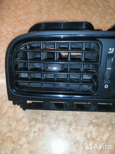 Дефлектор в торпедо центральный VW Polo sedan