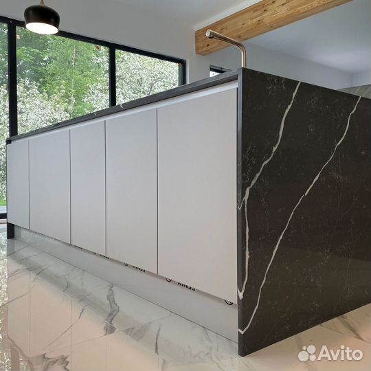 Кухня с каменным островом