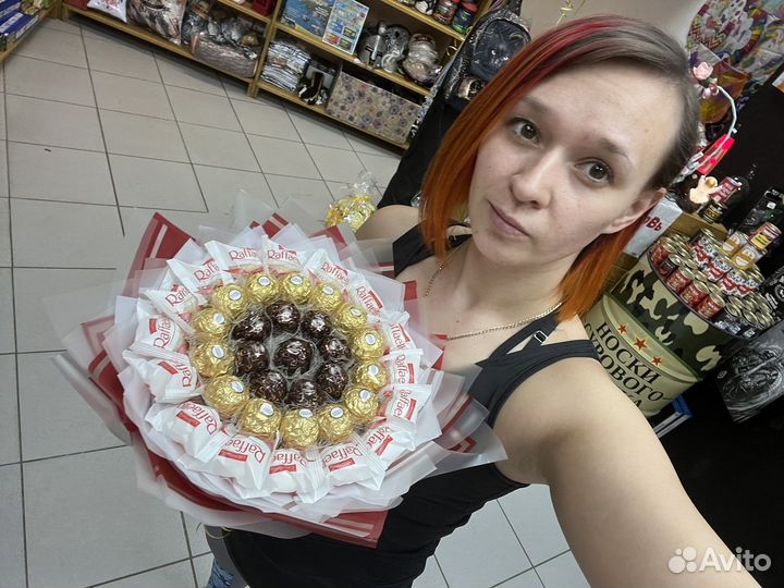 Букет с конфетами на день рождения, торт с kinder