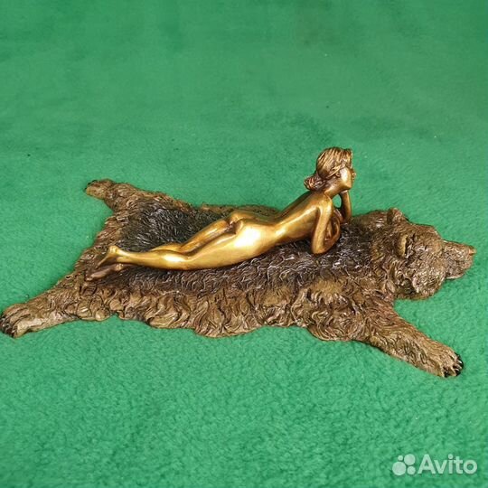 Статуэтка бронза Девушка на шкуре медведя Эротика
