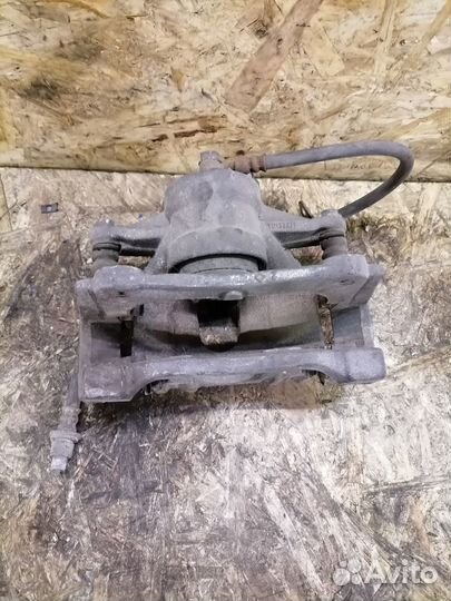 Суппорт передний Toyota Avensis T25