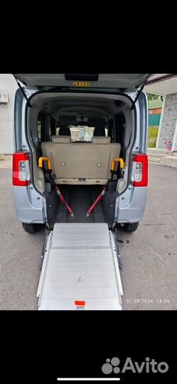 Перевозка колясочников в машине