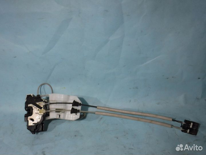 Замок двери задний левый Hyundai IX55