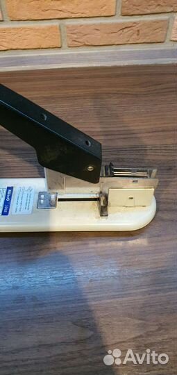 Степлер и дырокол