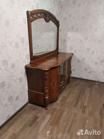 Комод с зеркалом