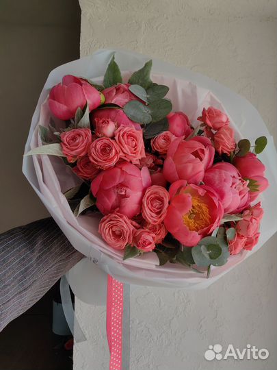 Пионы с розой