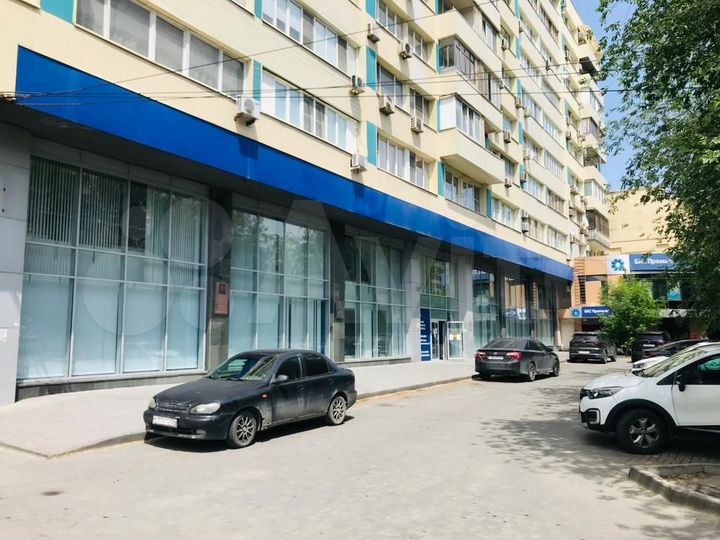 Помещение с витринами и парковкой на Ленина,445 м²